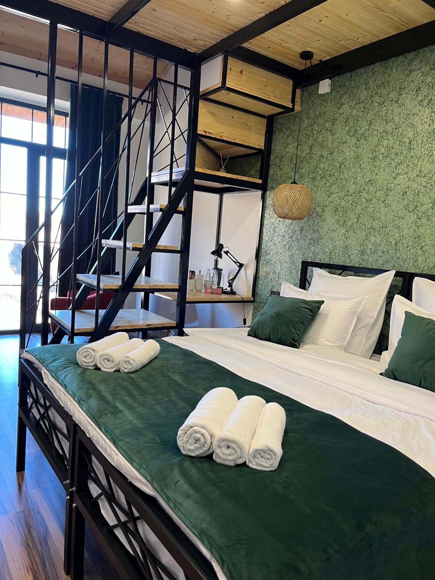 Berkri Gastro Yard & Guest House Yenokavan エクステリア 写真