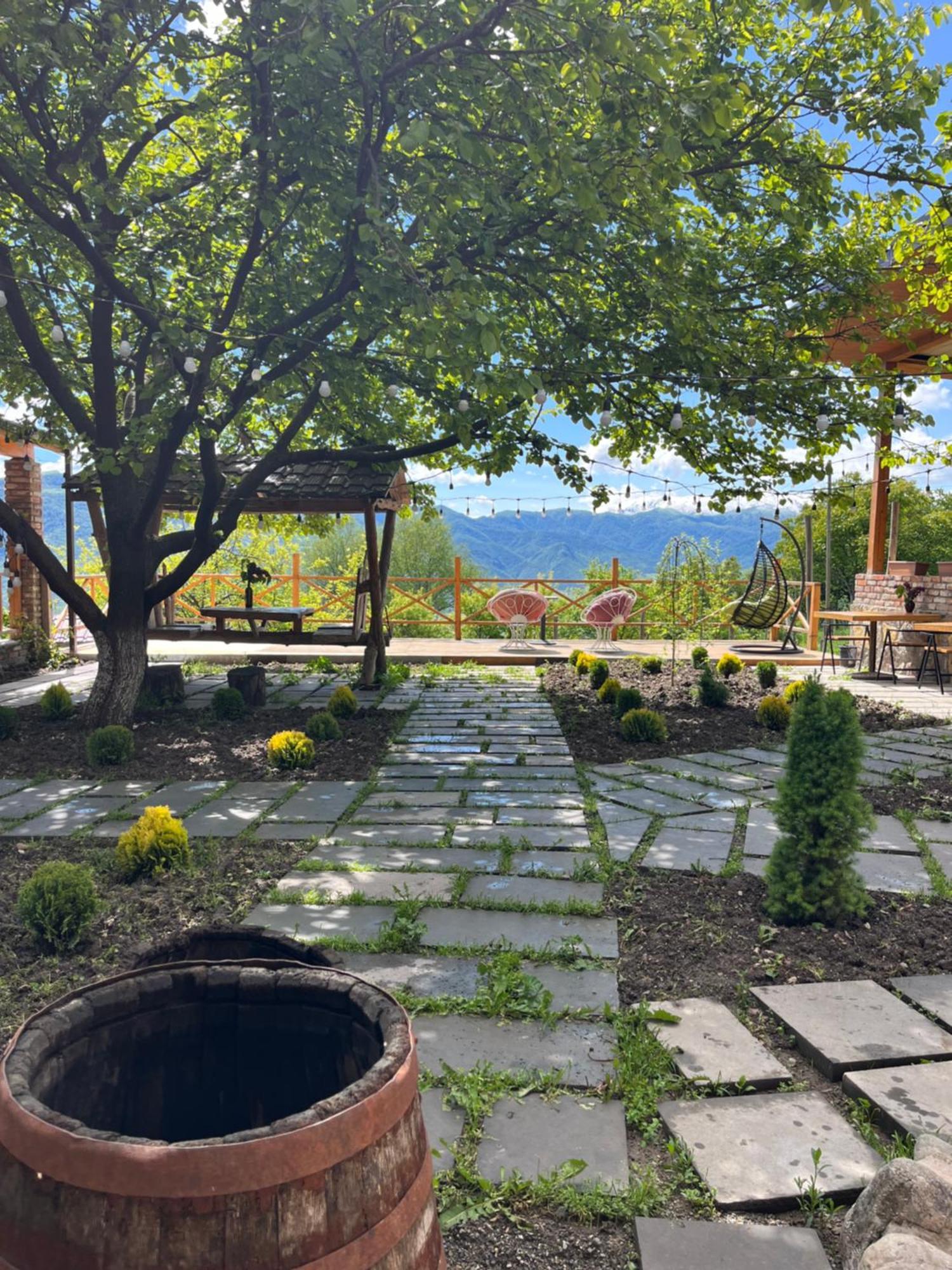 Berkri Gastro Yard & Guest House Yenokavan エクステリア 写真