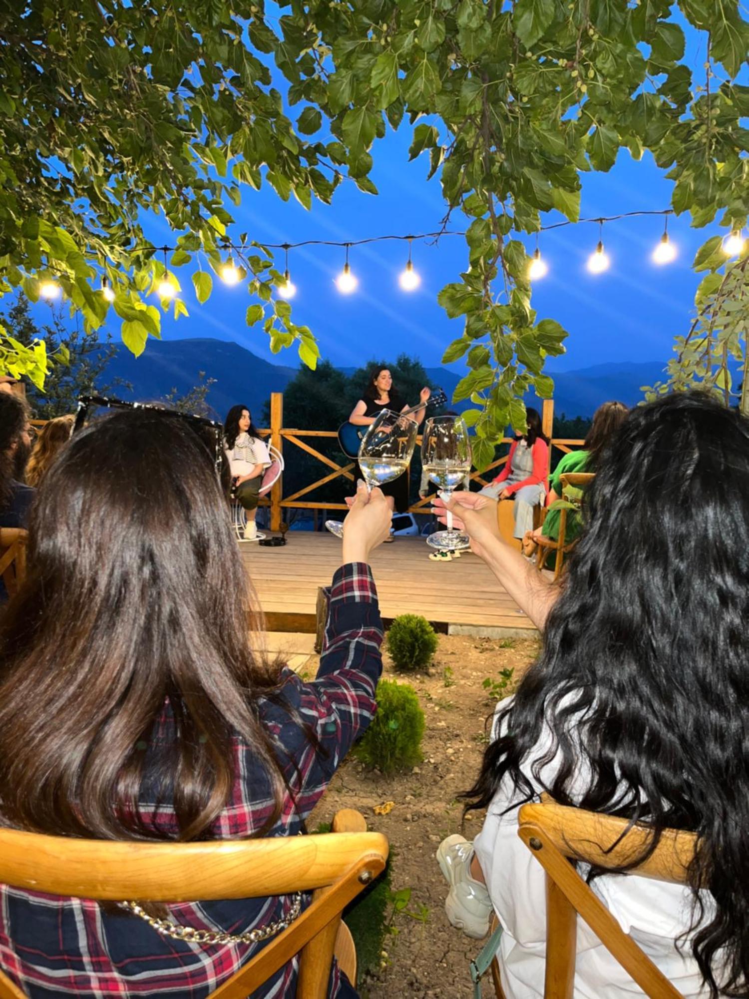 Berkri Gastro Yard & Guest House Yenokavan エクステリア 写真