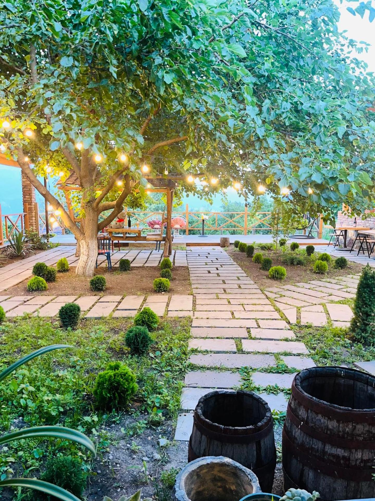 Berkri Gastro Yard & Guest House Yenokavan エクステリア 写真